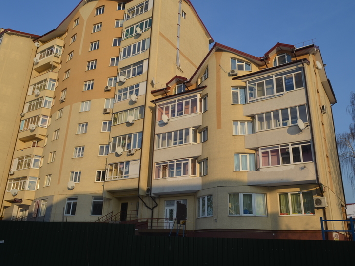 на вул. Залізнична, 7