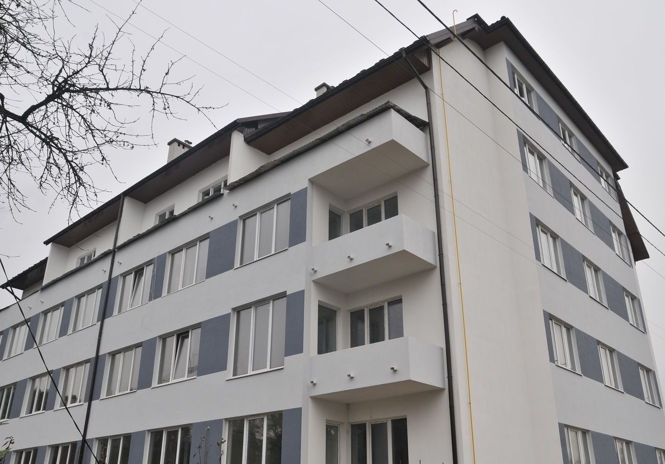 на вул. Ясна, 25